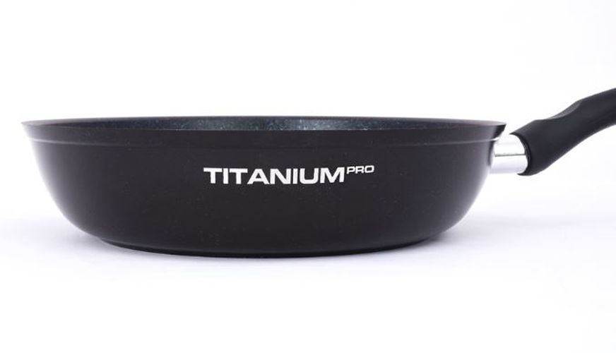 Skovorodka Kukmara tutqichli, shisha qopqoqli, AP liniyasi "Titanium pro" stz2603, купить недорого